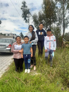 Mutter Patricia Alameida mit ihren vier Kindern Andres, Susanna, Dolores und Alfonso